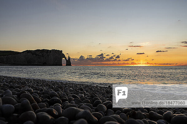 Silhouette des Felsens und Strandes von Porte d Aval bei Sonnenuntergang
