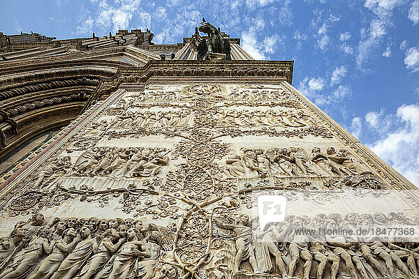 Schnitzerei an der Wand der Kathedrale Santa Maria Assunta  Orvieto  Italien