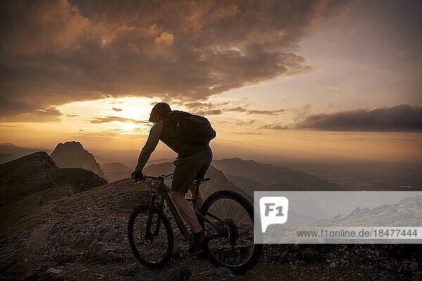Mountainbiker fährt am Hang am Berg