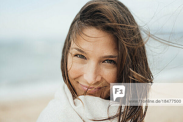 Lächelnde Frau mit langen braunen Haaren