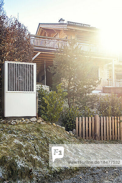 Deutschland  Bayern  Moderne Wärmepumpe vor Wohnhaus