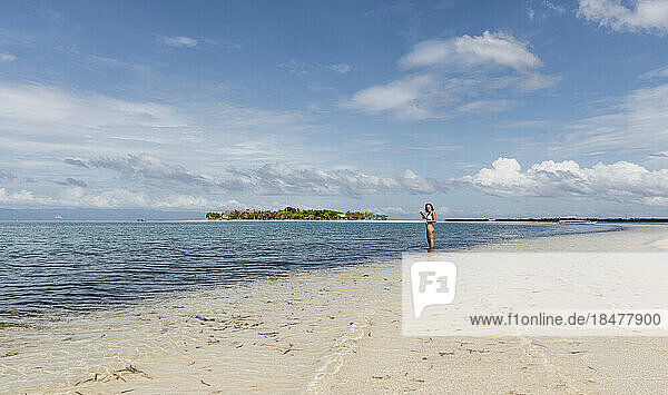 Junge Frau steht im Wasser am Strand  Pontod Island  Philippinen