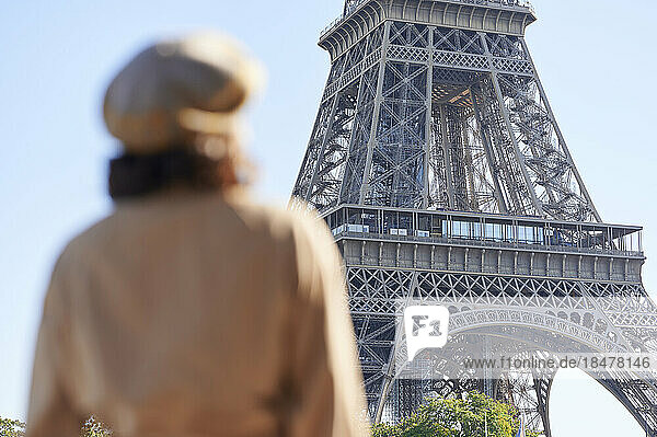 Woman looking at Eiffel tower on sunny day  Paris  France