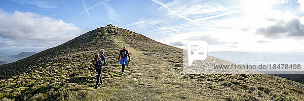 Mutter und Sohn wandern auf dem Berg  Sugar Loaf  Brecon Beacons  Wales