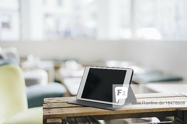 Tablet-PC auf dem Tisch im Café