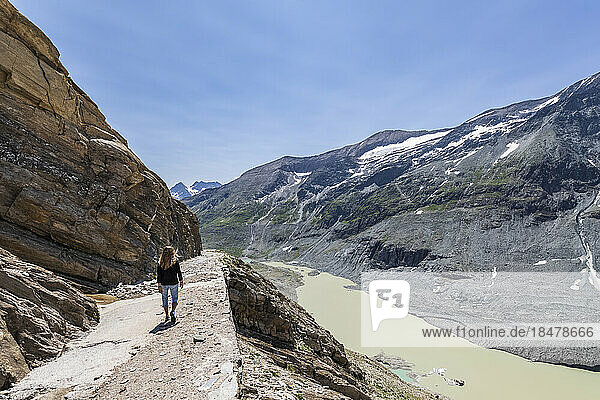 Österreich  Kärnten  Wandererin auf dem Gamsgrubenweg mit Sandersee im Hintergrund