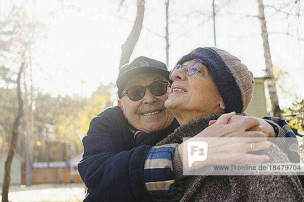 Romantisches Seniorenpaar genießt es im Herbstpark