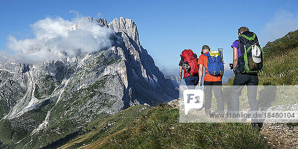 Wanderfreunde wandern in Furchetta  Dolomiten  Italien