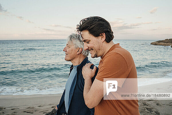 Glücklicher Vater und Sohn verbringen gemeinsame Zeit am Strand