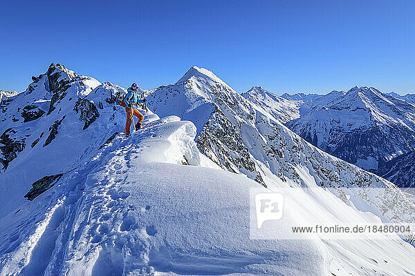 Österreich  Tirol  Wanderin auf dem Gipfel des Inneren Falken
