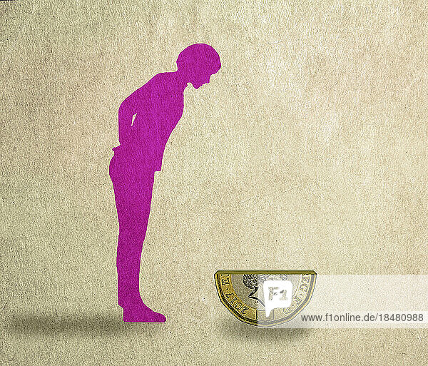 Illustration einer Frau  die eine halbierte Pfund-Münze betrachtet  die die zunehmende Inflation symbolisiert