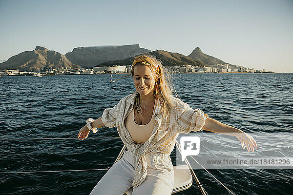 Glückliche Frau  die am Wochenende ein Boot im Meer genießt