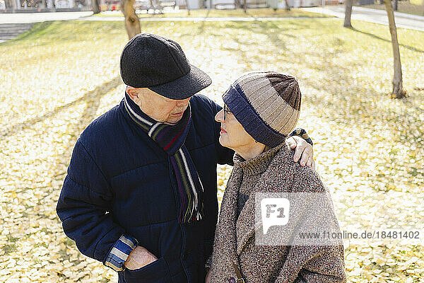 Älteres Paar redet im Herbstpark miteinander