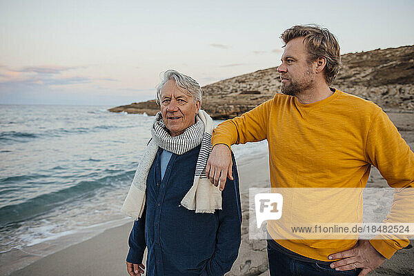 Reifer Mann verbringt Zeit mit Vater am Strand