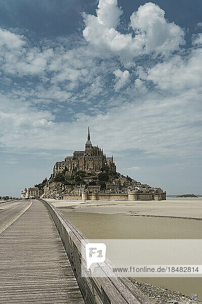 Mont Saint-Michel unter bewölktem Himmel  Normandie  Frankreich