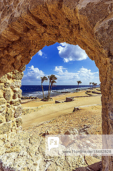 Egypt  Red Sea Governorate  Hurghada  Sandy beach of Sahl Hasheesh bay seen through stone window