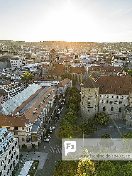 Drohnenansicht des alten Schlosses und der Stiftskirche  Stuttgart  Deutschland