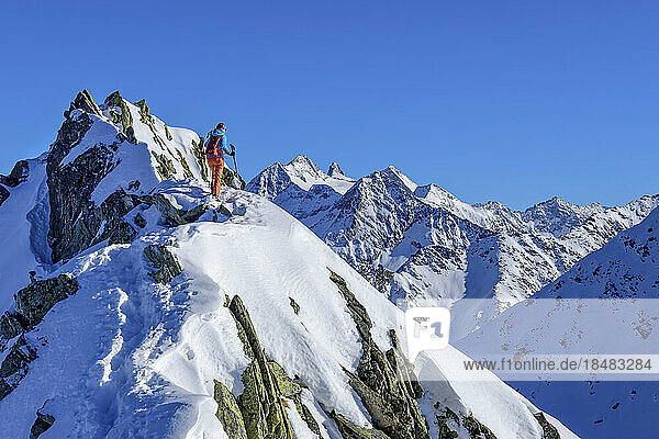 Österreich  Tirol  Wanderin auf dem Gipfel des Inneren Falken