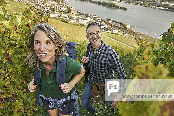 Glückliches Paar beim Wandern inmitten von Weinbergen