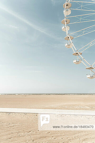 Riesenrad am Strand an einem sonnigen Tag
