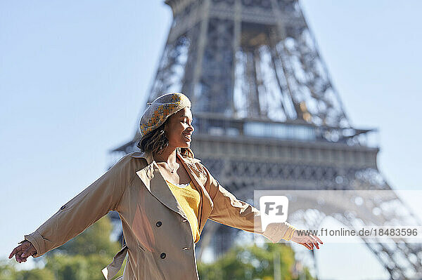 Sorglose junge Frau  die Spaß vor dem Eiffelturm  Paris  Frankreich hat