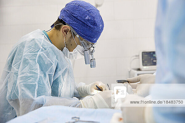 Chirurgen führen Augenoperationen an Patienten in der Klinik durch