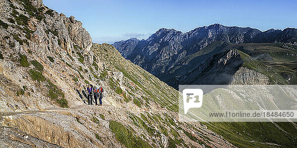 Männer und Frauen wandern auf einem Berg in den Dolomiten  Italien