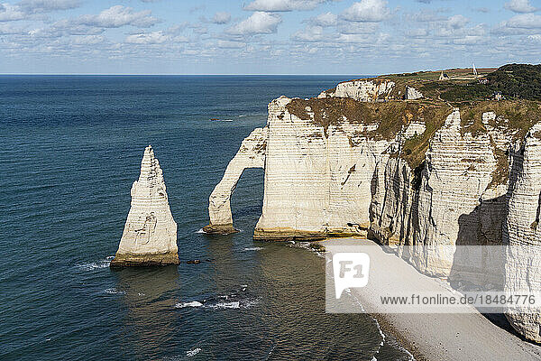 Felsen und Strand von Porte d'Aval an einem sonnigen Tag