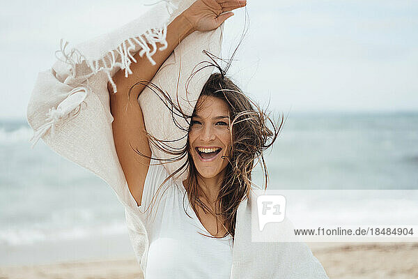 Fröhliche Frau genießt ihre Freizeit am Strand
