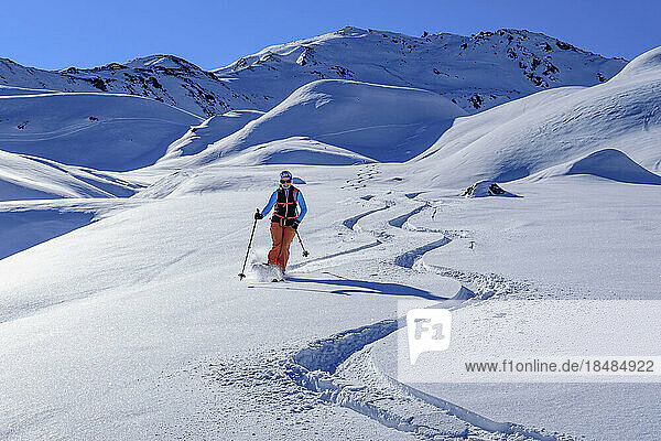 Österreich  Tirol  Skifahrerin rutscht den schneebedeckten Hang in den Tuxer Alpen hinunter