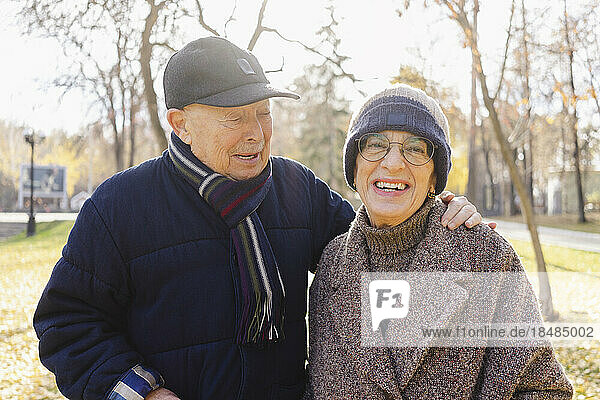 Glückliches älteres Paar  das gemeinsam im Herbstpark genießt