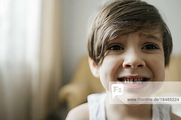 Junge mit Zahnlücke zu Hause