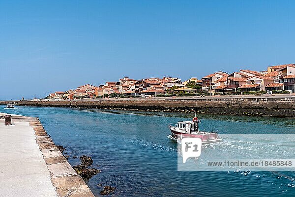 Das Dorf Capbreton an der Küste des französischen Baskenlandes  ein Boot fährt zum Fischen hinaus  Frankreich  Europa