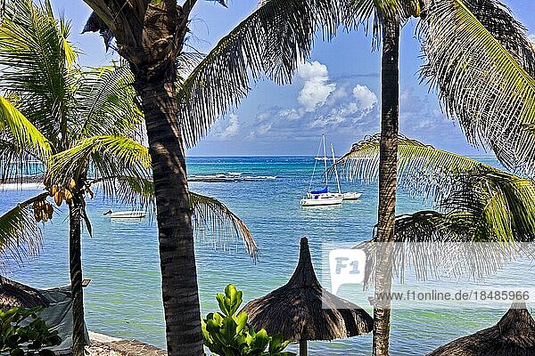 Blick auf 3 vor Anker liegenden Boote  Ostküste  Mauritius  Afrika