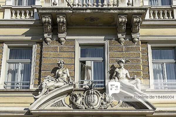 Detail mit Skulpturen einer nackten Frau und eines Mannes über dem Eingang zum Hotel Continental  dem ältesten Hotel in Rijeka  Rijeka  Kroatien  Europa