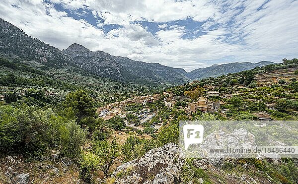 Ausblick auf typische Häuser des Bergdorf Fornalutx mit Berglandschaft  Serra de Tramuntana  Mallorca  Balearen  Spanien  Europa