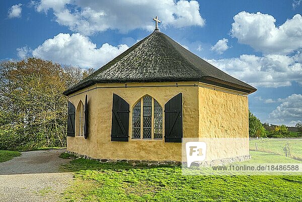 Achteckige Kapelle  errichtet 1816 von Ludwig Theobul Kosegarten  Vitt  Insel Rügen  Mecklenburg-Vorpommern  Deutschland  Europa