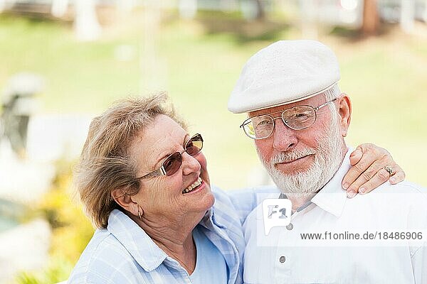 Glückliche Senior Paar Porträt draußen im Park