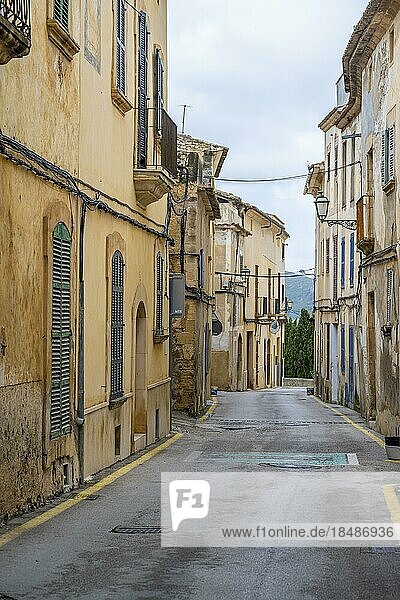 Straße im Ort Artá mit typischen Häusern  Artá  Mallorca  Balearen  Spanien  Europa