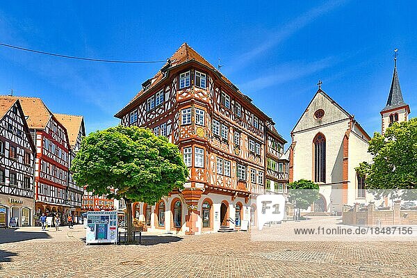 Marktplatz mit dem Palmschen Haus  einem Fachwerkhaus im historischen Stadtkern  Mosbach  Deutschland  Europa