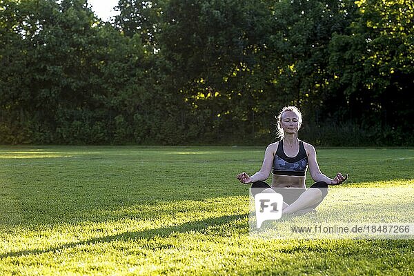 yes Szmuc_Dorota_2  Frau (38) macht Yoga auf einer Wiese im Park  Kiel  Schleswig  Holstein