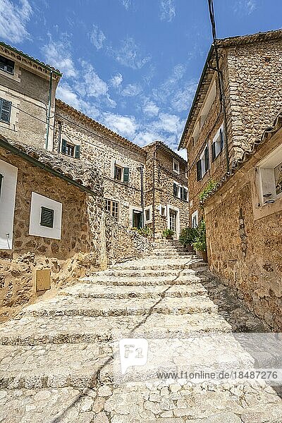 Gasse mit typischen Steinhäusern und Treppen  Fornalutx  Serra de Tramuntana  Mallorca  Balearen  Spanien  Europa