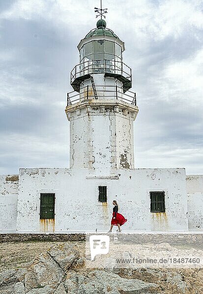 Touristin mit rotem Rock  Alter Leuchtturm  Faro De Armenistis  Mykonos  Kykladen  Ägäis  Griechenland  Europa