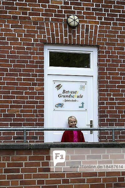 Mädchen (7) vor der Tür des Schulhort  Kiel  Schleswig-Holstein  Deutschland  Europa