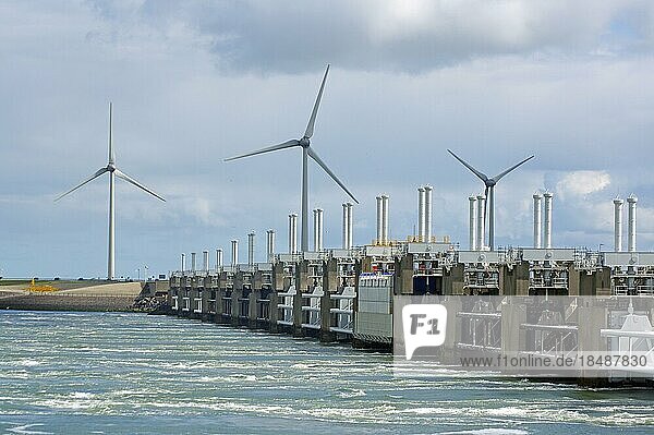 Sperrwerk Neeltje Jans und Windkrafträder  Küstenschutz  Provinz Zeeland  Niederlanden