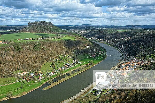 Ausblick von der Festung Königstein auf den Fluss Elbe und den Lilienstein  Königstein  Sächsische Schweiz  Elbsandsteingebirge  Sachsen  Deutschland  Europa