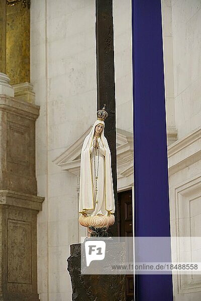 Detail Madonna  Innenansicht der Basilika Unserer Lieben Frau vom Rosenkranz in Fatima in Zentralportugal  Fatima  Portugal  Europa