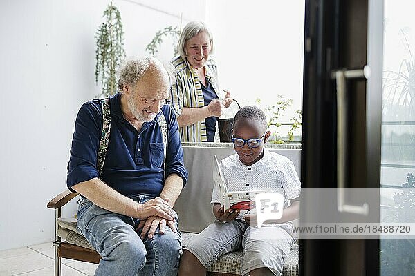 Großeltern auf Zeit. Großvater betreut ehrenamtlich für einige Stunden in der Woche einen Jungen aus Afrika.  Bonn  Deutschland  Europa