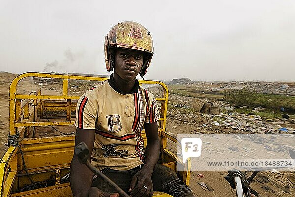 Junger Mann auf der Textilmuellkippe in Accra  21.02.2023  Accra  Ghana  Afrika