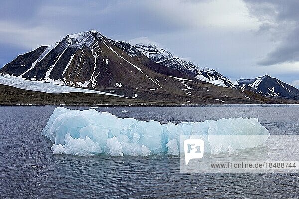 Berge entlang des Hornsundfjords  westlich der Grönlandsee  Svalbard  Norwegen  Europa